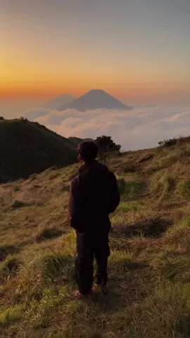 MT. Prau 8 Oktober,dengan lautan awannya 😍#praumountain #prauviapatakbanteng#fypシ゚ #gunungindonesia #lautanawan 