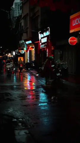 Cảm ơn em.. Vì đã bỏ anh lại giữa những ngày anh yếu đuối nhất.Cảm ơn em vì đã im lặng khi anh cân một lời động viên.Cảm ơn em vì những lần quay lưng để anh học cách đứng vững một mình.Anh nhận ra,tình yêu không phải lúc nào cũng cứu rỗi được con người,đôi khi nó chỉ để lại vết sẹo để mình trưởng thành hơn: Và anh cũng nhận ra, mất đi một người không đông nghĩa với mất đi tất cả. Mà là mất hết không còn gì cả. #xh #viral #tamtrang 