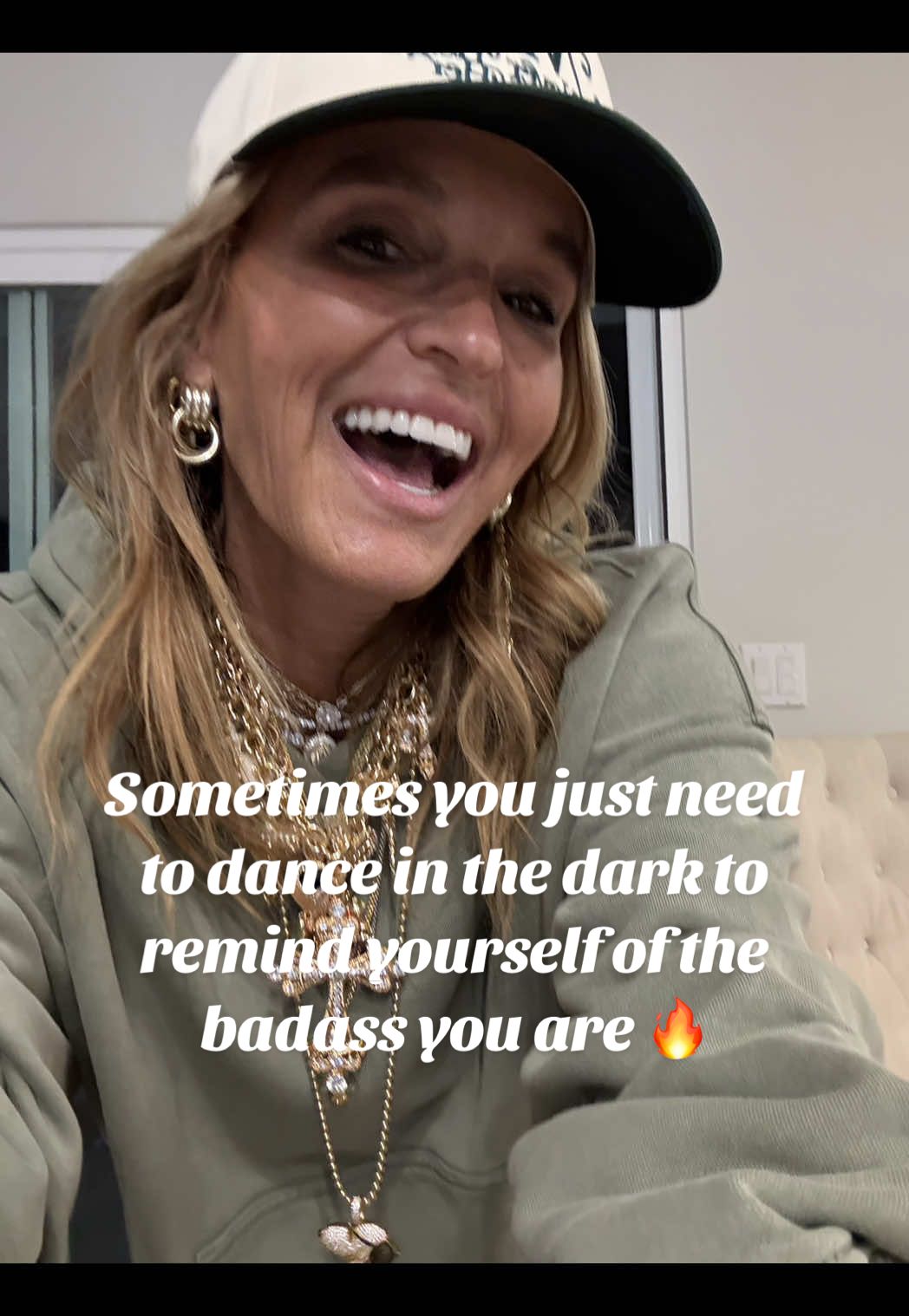 Dancing in the dark 🔥 Good night 🥳😂 All you need is a quick shimmy in the dark to remind yourself of who you f’ you are 😎 Move your body it feels good!  Dance in the dark! #dancingqueen #dancinginthedark #moveyourbody #badass #reminders 