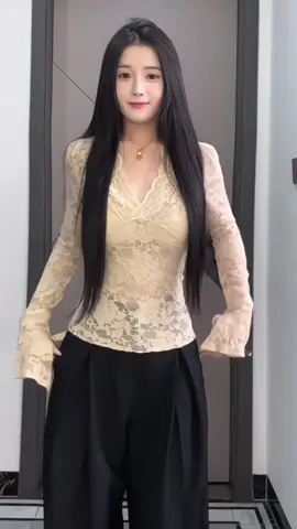 Áo Sơ Mi Ren Trang Trí Viền Cổ Chữ V, MosesQueen, Màu Kem Đen Trắng #aobody #aoren #aokieu #thoitrangnu #xuhuong 