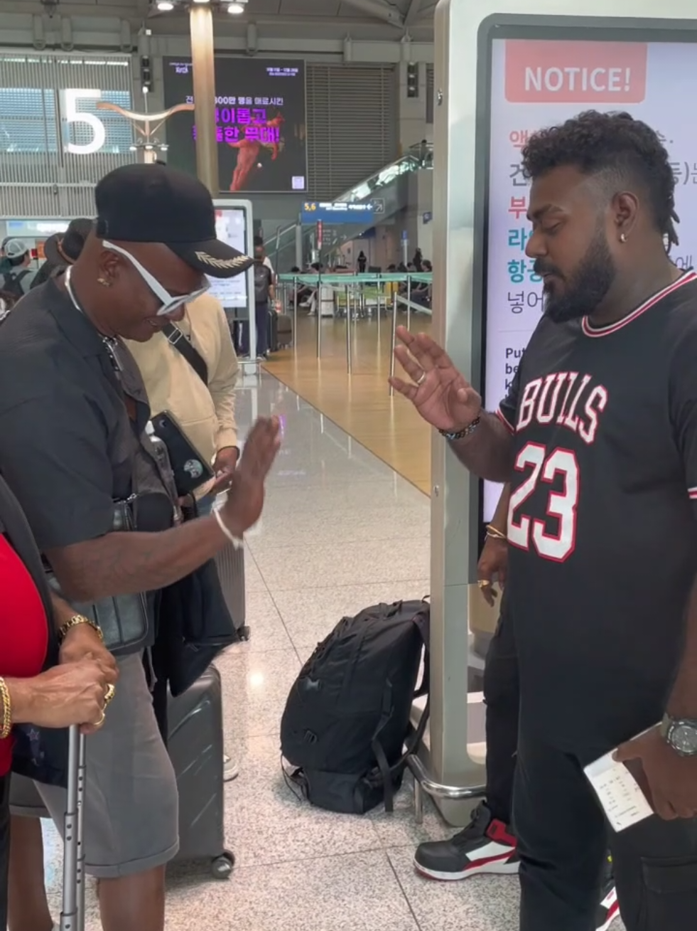 බෑග් එක ගියා ආයේ ආවා...🤭🤣🙋 #fyppppppppppppppppppppppp #chamararanawaka #mannyboy #viral #korea 