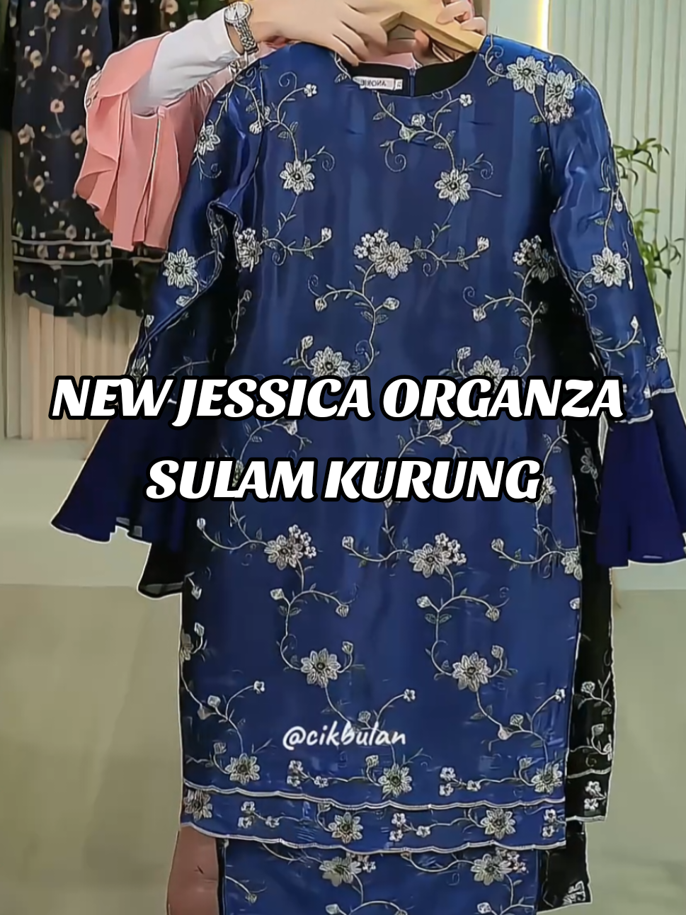 ✨ New Organza Kurung Sulam — Limited Edition! ✨ Material organza sulam eksklusif yang nampak anggun & mewah bila dipakai 😍 Cutting terletak cantik, confirm nampak elegant 💐 Stok sangat limited, ramai dah grab — jangan tunggu lama! 💃🏻 #anorie #cikbulan #kurung #ainorie #kurungmoden 