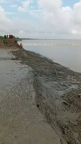 #এটা হচ্ছে আমাদের কোম্পানীগঞ্জ চর এলাহী নদী এই নদীরে হাজারো মানুষের নিয়েছে বাড়িঘর নিয়েছে বসত বাড়ি ঘর ভেঙে 😭😭😭#