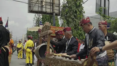 Momen khidmat Upacara Adat Angkon Muakhi di Pringsewu! Sultan Sekala Brak PYM Edward Syah Pernong menyematkan Lencana Kehormatan kepada Kapolres AKBP @yunnsaputra . Sekaligus pengangkatan @mas.riyanto.klangenan sebagai Kerabat Kehormatan. Mari jaga harmoni dan budaya Bumi Lampung! #polrespringsewu #budayalampung #angkonmuakhi #pringsewuculturalfest2025