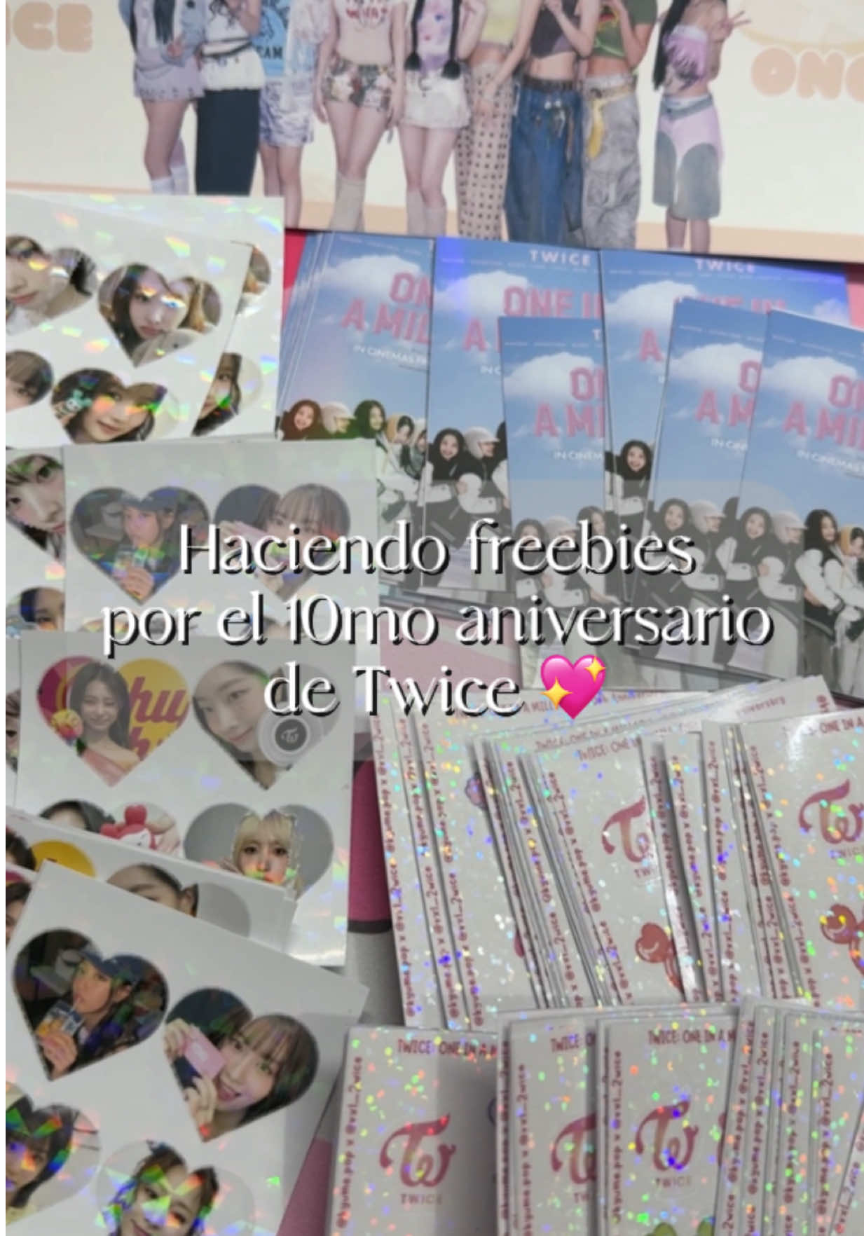 Mi forma de celebrar los 10 años de TWICE 😭😭😭 Estaré entregando freebies el sábado 18 de octubre en Alameda 28 de julio, y también un ratito antes de la función del documental en Cineplanet Norte (antes de la función de las 7:10 pm) 🎀 Los diseños se entregarán al azar!! Únete al grupo de WhatsApp desde el link en mi perfil para todos los detalles 💫 @kyume.pop  #TWICE #ONCE #Freebies #TwicePeru #kpop 