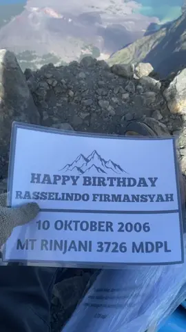 hii, today is your birthday, right? Happy birthday. Semoga tahun ini menjadi tahun yang lebih baik daripada tahun sebelumnya, loved you. MDPL (merayakan ultahmu di atas keindahan gunung rinjani adalah pilihanky) @𝙍𝙨𝙨𝙡𝙡⚡ @rssl @y2k.crew_real @gwsm.family  #rinjanimount #ultah #fypシ゚ #rassely2kcrew #virallltiktokfypppp 