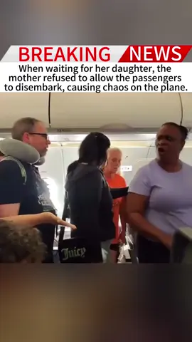 When waiting for her daughter, the mother refused to allow the passengers to disembark, causing chaos on the plane.
 #fpy#news#tiktok#foryou#breankingnews#usausausa🇺🇸🇺🇸🇺🇸 