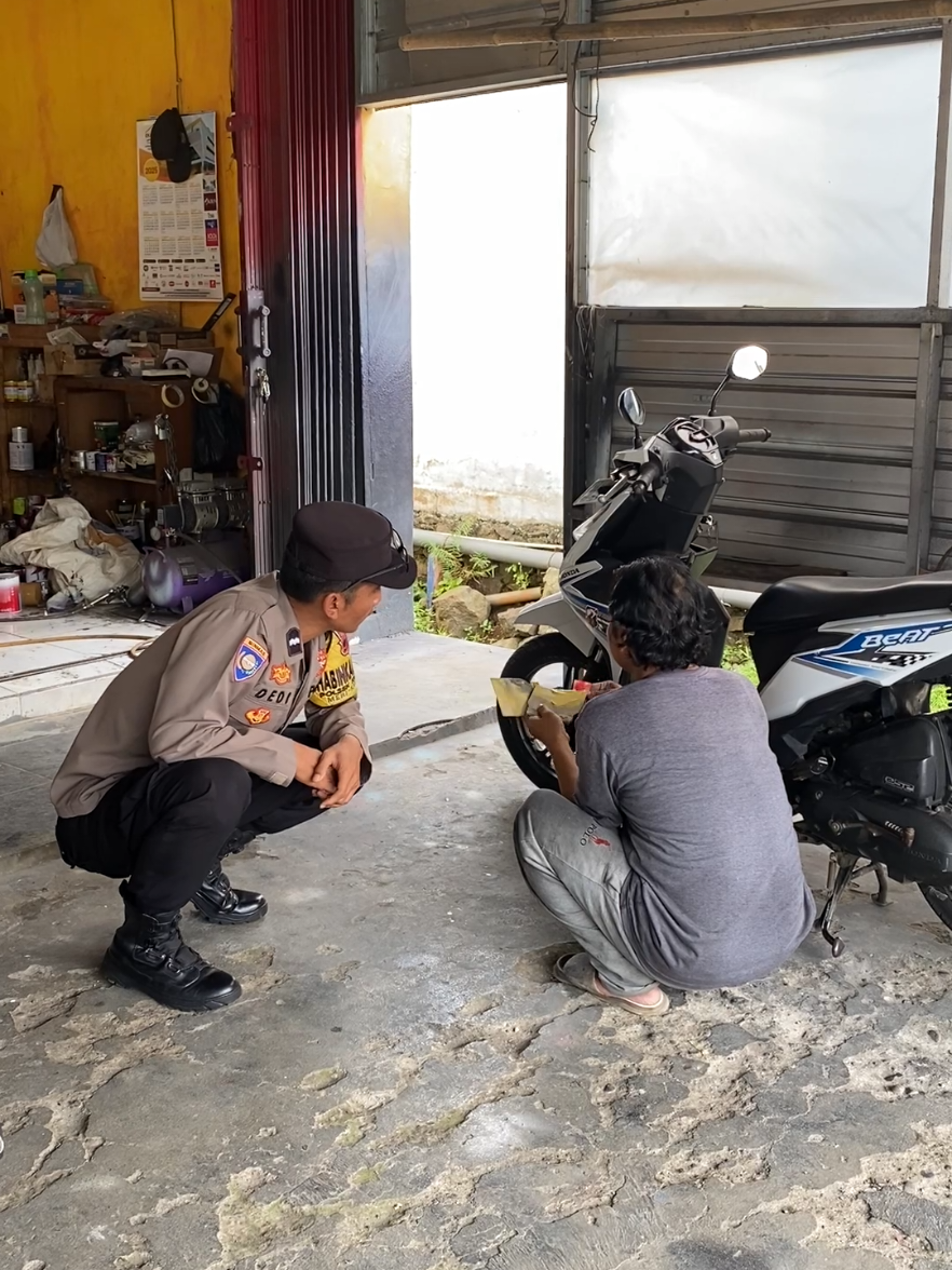 menjalin kemitraan dengan masyarakat dalam rangka upaya preemtif terhadap potensi gangguan kamtibmas di wilayah Desa Binaan  #bhabinkamtibmas #korbinmasbaharkampolri #polripresisi #zlsstsnusantara #kompakdenganhati 