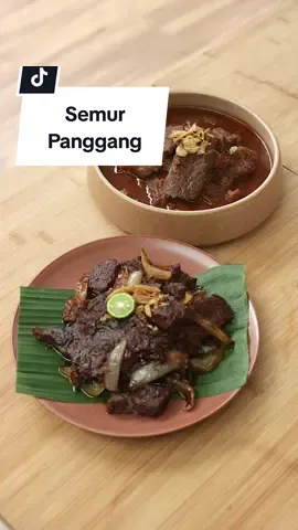 Resep Semur Panggang (untuk 10-12 porsi) Bahan: 2 kg daging sapi brisket 700 ml air ½ sdm garam 2 sdt kaldu jamur 2 sdm saus tiram 3 sdm kecap manis 1 sdm gula kelapa 2 lembar bay leaf 4 butir cengkih Bahan bumbu halus: 3 buah tomat merah, belah dua 8 siung bawang merah 7 siung bawang putih 1 buah pala, potong 3 cm jahe, iris 3 butir kemiri, geprek ½ sdt lada putih butir 30 ml minyak Bahan semur panggang: 1 buah bawang bombai, iris 1 sdm mentega tawar 1 sdm madu 1 sdm kecap manis saus sambal (opsional) Pelengkap: nasi putih bawang merah goreng Cara membuat: 1. Didihkan air kemudian rebus daging selama 15 menit, tiriskan dan potong memanjang memutus serat 2. Di dalam blender, masukkan tomat merah, pala, jahe, kemiri, bawang merah, bawang putih, lada putih butir dan minyak, haluskan 3. Tumis bumbu halus hingga wangi kemudian masukkan bay leaf dan cengkih, tumis hingga mengeluarkan minyak 4. Masukkan daging, air, saus tiram, kecap manis, kaldu jamur dan garam. Presto selama 20 menit 5. Masukkan gula kelapa, masak hingga sedikit menyusut 6. Panaskan mentega, masukkan bawang bombai, daging dan sedikit kuah, masak hingga menyusut lalu masukkan madu dan kecap manis, masak sesaat 7. Semur panggang siap disajikan
