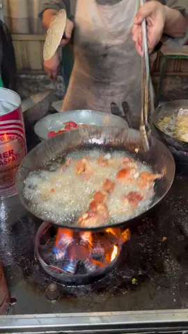 Making of spicy flavorful chicken karahi in traditional style | madina restaurant Peshawar #reelviral #facebookreel #fb #reelfb #viral #food 