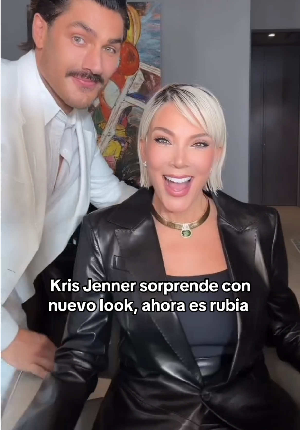 Kris Jenner cambia radicalmente de look y se convierte en rubia. 🫶🏻😍 CC: @chrisappletonhair #kris #krisjenner #kardashians #jenner #blondie 