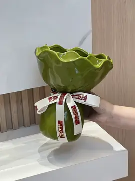 Bình hoa thắt nơ siêu xinh yêu trang trí phòng khách, cắm hoa tươi hay hoa khô đều vô cùng đẹp ạ, rất yêu và cưng ạ