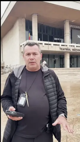 📡🟥De la nașu’ pentru finu’? Consilierul PNL Petroșani, Cosmin Rădescu, și-a asigurat liniștea si, poate, unele privilegii la Teatrul din Craiova? 🟥 Rădescu a scos din visteria teatrului din Petroșani mai bine de un miliard și jumătate de lei vechi pentru „prieteni”, adică pentru fostul și actualul șef de la teatrul unde este angajat, dar și alți colegi de breaslă. Liberalul Cosmin Rădescu, membru PNL în Consiliul Local Petroșani – cel care a vrut și a cerut public să fie desființată echipa de fotbal Jiul Petroșani, cel care ne dă lecții și nu se sfiește să-i catalogheze pe locuitorii din Petroșani drept „amărâți” – și-a plătit fostul și actualul șef de la Teatrul Național „Marin Sorescu” din Craiova cu sute de milioane de lei vechi. Rădescu, venit de la Craiova la teatrul din Petroșani, și-a antamat colegii doljeni pentru a pune în scenă piese. Totuși, poate că, cu banii aceștia, putea pune în valoare întregul potențial al actorilor teatrului din Petroșani, în piese jucate cu casa închisă ori regizate de marele Alexander Hausvater – un regizor îndrăgit și deosebit de apreciat în Valea Jiului. N-a dat din buzunarul lui, a dat din banul public Vezi mai mult : https://observatorulnationaltv.ro/de-la-nasu-pentru-finu-consilierul-pnl-petrosani-cosmin-radescu-si-a-asigurat-linistea-si-poate-unele-privilegii-la-teatrul-din-craiova/
