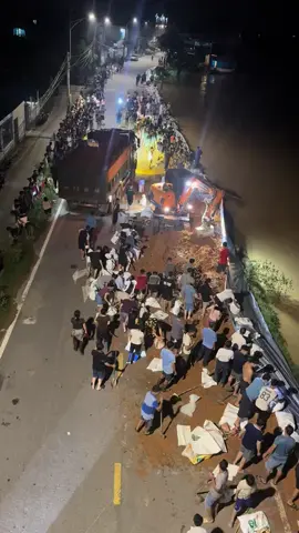 “🚨 Ngay lúc này, gần 2.000 người đang khẩn trương gia cố đê Đẩu Hàn (Bắc Ninh) trước nguy cơ nước lũ dâng cao....Mực nước sông thời điểm này chỉ cách mặt đê khoảng 15cm. Lực lượng chức năng túc trực 24/24h theo đúng tinh thần phương châm 4 tại chỗ: Chỉ huy tại chỗ; lực lượng tại chỗ; phương tiện, vật tư tại chỗ; hậu cần tại chỗ.❤️💪🇻🇳”