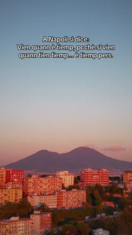 A Napoli si dice: Vien quann è tiemp, pcchè si vien quann tien tiemp... è tiemp pers.  🇮🇹 Vieni quando è il momento, perché se vieni quando tieni tempo, sarà tempo perso. #vesuvio #tramonto #naples #sunset #perte 