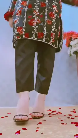 Pairaa wich heel pai 😎😘😍✨🥀💫#Hide face girl video #foot video #punjabisong #viral?videotiktok😇😇 #fypppppppppppppppppp 
