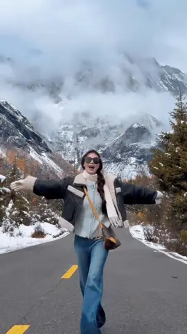 “ที่นี่ไม่ใช่ยุโรป ไม่ใช่สวิตเซอร์แลนด์ แต่นี่คือมณฑลเสฉวน ประเทศจีน” ที่นี่ไม่ใช่ยุโรป และไม่ใช่สวิตเซอร์แลนด์ แต่นี่คือมณฑลเสฉวนของจีน ดินแดนที่พระเจ้าทำสีหกใส่ผืนดิน ป่าสนสีทอง หุบเขาใบไม้แดง และยอดเขาหิมะขาวซ้อนเรียงกันภายใต้แสงอาทิตย์ งดงามจนไม่อยากละสายตา ที่หุบเขาซวงเฉียวโกว คุณสามารถถ่ายภาพวิวใบไม้เปลี่ยนสีที่สวยที่สุด ที่หุบเขาฉางผิงโกว เดินป่าในป่าสน มองเห็นภูเขาหิมะสะท้อนในทะเลสาบใส เมื่อฤดูหนาวมาถึง ภูเขาและหุบเขาทั้งหมดถูกคลุมด้วยหิมะ อากาศเต็มไปด้วยกลิ่นอายของฤดูหนาว เล่นสกี ปาหิมะ หรือถ่ายภาพท่ามกลางหิมะ ทุกก้าวคือความ浪漫ของฤดูหนาว แสงอาทิตย์ยามเช้าส่องยอดหิมะ หมอกยามเย็นโอบล้อมภูเขา ฤดูหนาวของภูเขาสี่สาวเหมือนภาพวาดที่มีชีวิต ที่นี่ไม่ต้องไปยุโรปก็เห็นหิมะในฝัน ไม่ต้องใช้เงินแพงก็สัมผัสความงามแท้จริงของฤดูใบไม้ร่วงและฤดูหนาว ฤดูใบไม้ร่วงชมป่าสีทอง ฤดูหนาวชมยอดเขาขาว ภูเขาสี่สาวคือความงามที่น่าทึ่งปีละสองครั้งที่คุณไม่ควรพลาด 3 วัน 2 คืน ราคาเพียง 12,000 บาทเท่านั้น#China #traveltiktok #chinatravel #chinatiktok #chinatrip #tiktoktrip #trip #tiktok #tiktokchina🇨🇳 #tiktoktravel #tiktokindia #chengdu #siguniangshan #bipenggou #chengdutravel #sichuan #tiktoktravel 