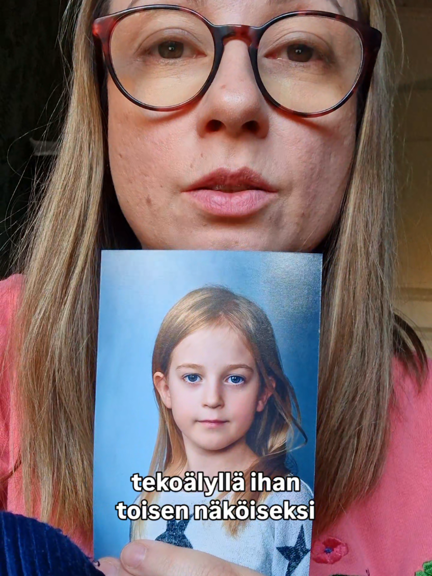 Me ollaan vuosia oltu Seppälän koulukuvien tyytyväisiä asiakkaita mutta jokin on muuttunut tänä vuonna. Ei voi olla totta että lapsi ei saa enää näyttää itseltään! Mihin tämä maailma on menossa, hitto soikoon?!? Kommentoi jos sun lapsen kuvat on kans ylimuokattu ja siloteltu! Reklamoi! Vaaditaan parempaa, aidompaa! Ei anneta tällaisen mennä läpi!!! 🤬🤬🤬
