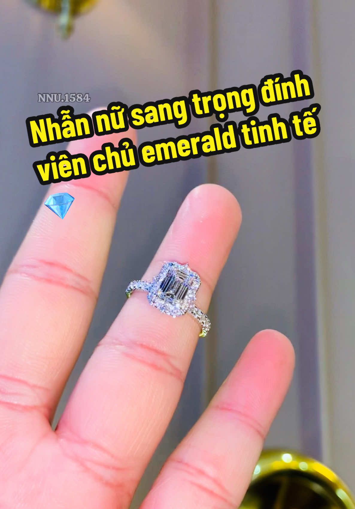 Nhẫn nữ sang trọng đính viên chủ emerald tinh tế 💎 #TikTokAwardsVN #tamluxury #diamond #jewelry #gia 