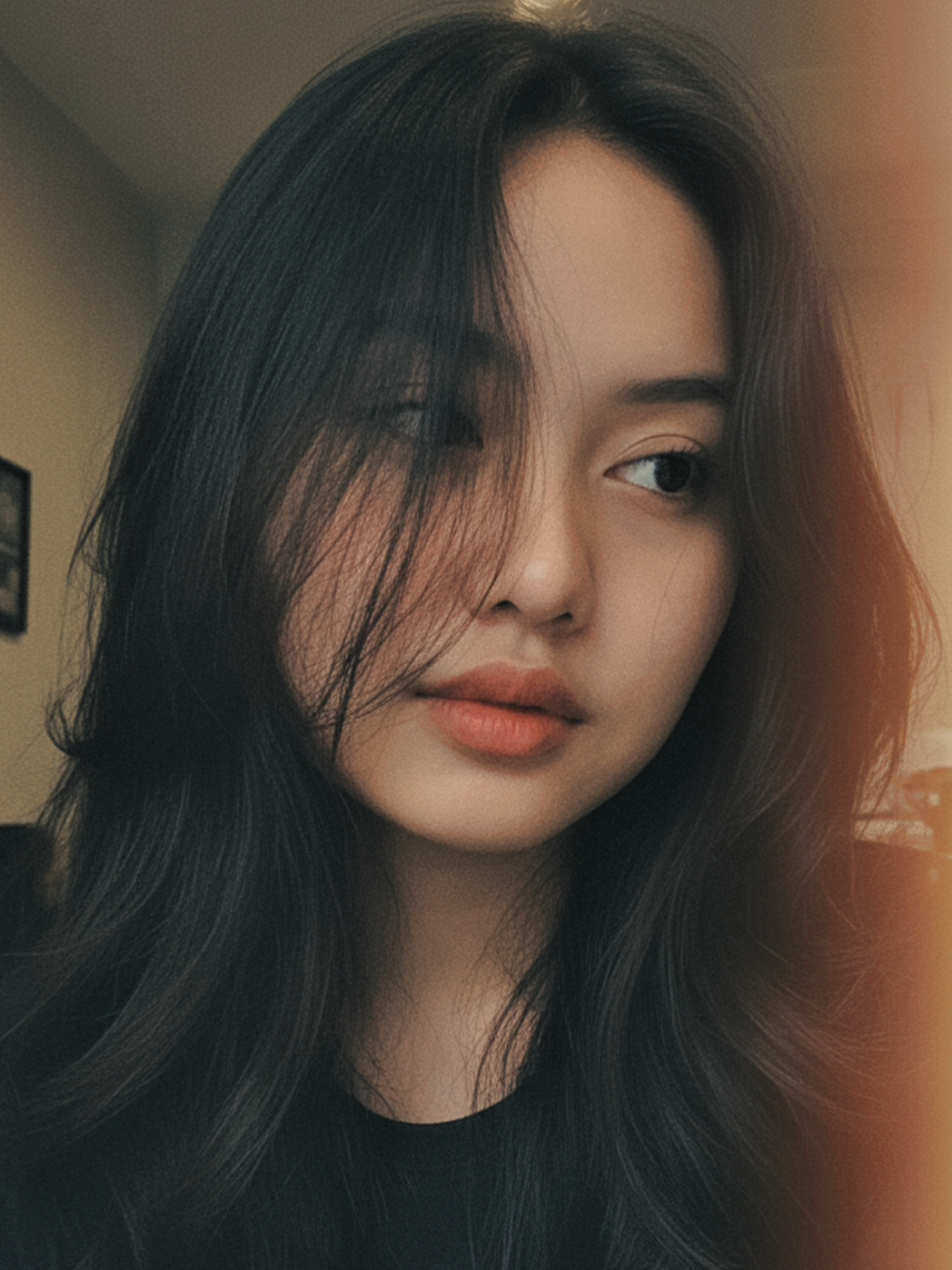 ini prompt nya🥰 Perintah: Gunakan fotoku yang diunggah sebagai referensi wajah dan rambut. Buat potret close-up mentah sesuai deskripsi di bawah. Deskripsi Umum: Potret close-up ultra-realistis seorang wanita muda Indonesia dengan wajah dan rambut sesuai foto referensi. Gaya foto mentah (raw), terasa alami tanpa retouch, menunjukkan kejujuran tekstur kulit dan pencahayaan alami. Sudut Kamera: Close-up ekstrem, hanya menampilkan sebagian wajah — satu mata terlihat jelas mengintip dari balik helaian rambut berantakan yang menutupi sebagian besar wajah. Latar Belakang: Interior kafe dengan cahaya hangat kekuningan, sedikit redup, menciptakan bayangan lembut di sekitar wajah. Latar tidak blur, tetapi tetap lembut dan bertekstur seperti hasil kamera analog. Detail Orang: Wanita muda Indonesia berusia sekitar awal 20-an, dengan rambut panjang sesuai foto referensi. Kulit menunjukkan bintik-bintik alami dan pori-pori terlihat jelas. Bulu mata panjang menangkap cahaya, menambah fokus pada mata yang terlihat. Ekspresi & Pose: Ekspresi tenang dan dalam, tatapan mata seolah memikirkan sesuatu. Pose alami tanpa senyum, kepala sedikit miring, sebagian wajah terpotong oleh bingkai foto. Suasana/Detail Tambahan: Gaya film analog dengan butir film halus, sedikit kemiringan framing, dan efek kebocoran cahaya berwarna keemasan di tepi kanan. Tone hangat, memberi nuansa nostalgia dan kejujuran visual. Rasio sama dengan yang di lampirkan.