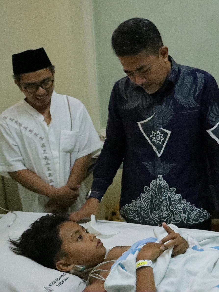 Bupati Probolinggo dr. Mohammad Haris, M.Kes (Gus Haris) bersama Ibu Bupati, Kepala Kemenag, Kadinkes, dan Kadinsos menjenguk Syahlendra Haikal, santri 13 tahun asal Probolinggo tepatnya desa sepuh gembol dusun krajan rt 17 rw 3 kec wonomerto yang kini dirawat usai selamat dari musibah ambruknya musala Pondok Pesantren Al Khoziny, Sidoarjo. #haikal #alkhozinybuduran #bupati #probolinggo 