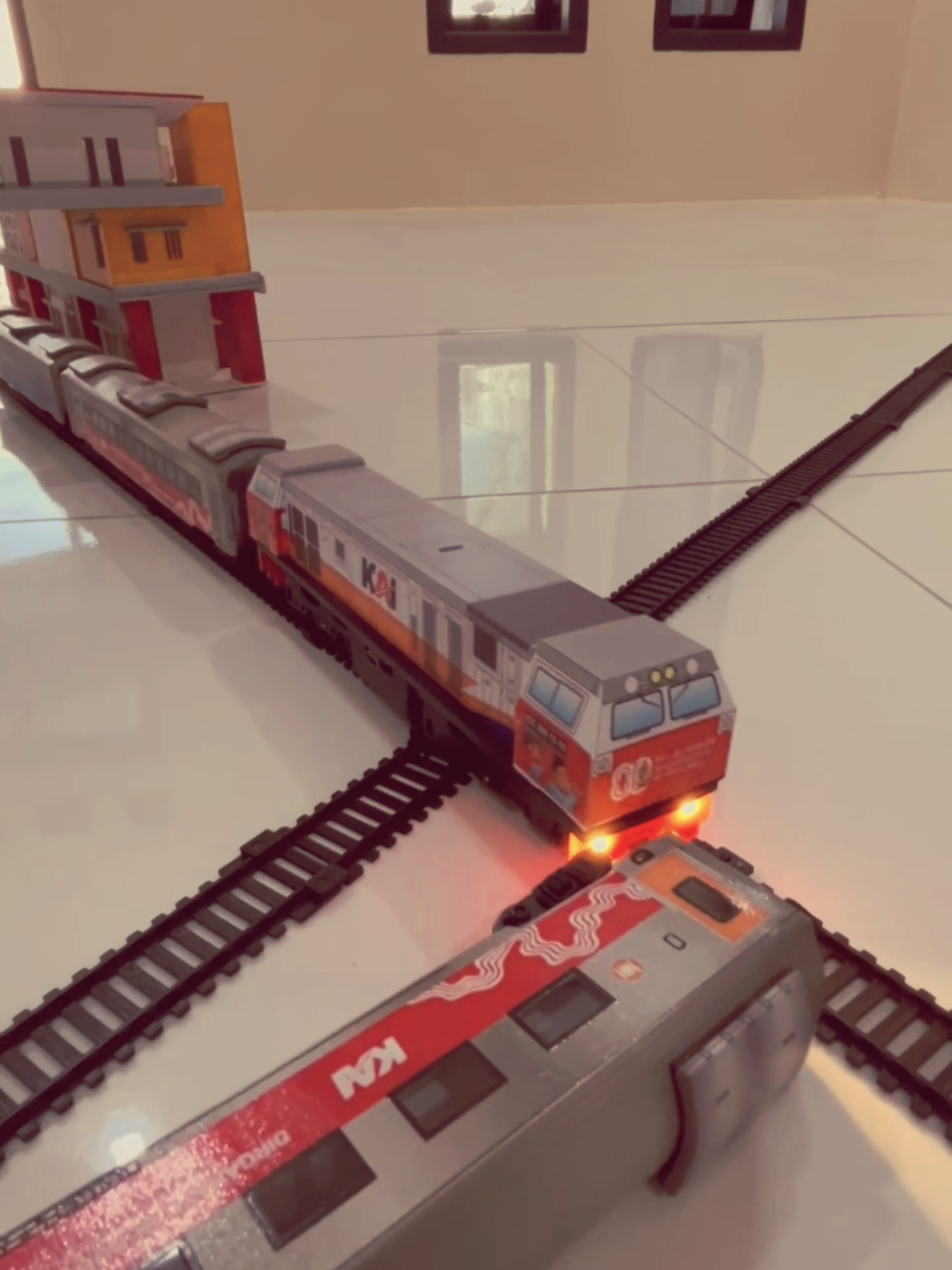 tabrakan miniatur kereta api di jalur persilangan#fyppppppppppppppppppppppp #keretaapi #kereta #keretaapiindonesia #keretaapiindonesia 