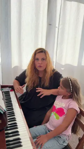 🎹 La cursurile de pian, nu e vorba doar despre note — ci despre răbdare, concentrare și bucuria de a reveni mereu la muzică. Profa noastră știe exact cum să readucă zâmbetul și atenția elevilor atunci când mintea zboară în alte părți 💫 Hai și tu la o lecție de pian la The Studio Academy Tunari — descoperă cât de frumos e să înveți să cânți! #TheStudioAcademy #pian #lectiedepian #muzicapentrucopii #cursuriTunari  