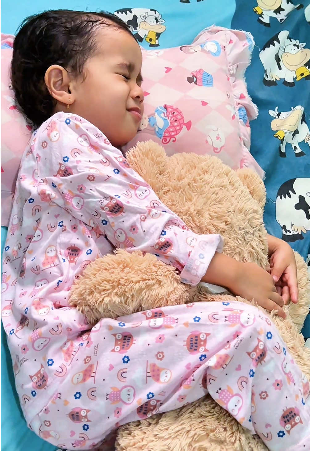‼️Pilihan Baju TerNyaman Anak‼️ Lula itu tipikal yang mudah gerah, keringetan, jadi Ibun harus selektif untuk milih baju harian Lula biar Nyaman, Adem dan pastinya Ramah di kantong. Untuk baju harian Lula, Ibun percayakan sama @Velvet Junior Official 🫶🏻 Cintaaak banget pokoknya…🫶🏻💕 #velvetjunior  #velvetbajuharian  #bajuhariananak  #rekomendasibajubayidananak 