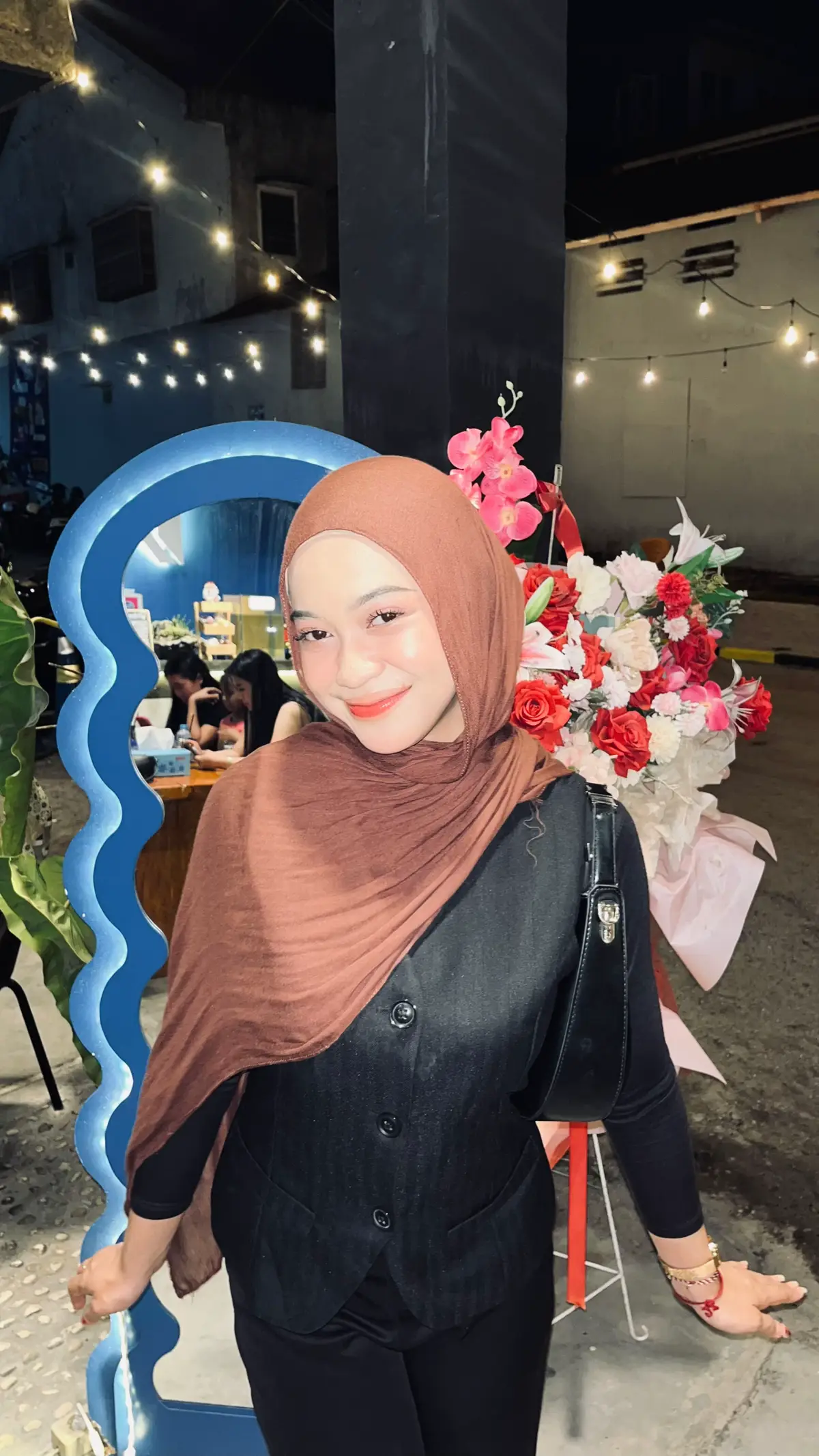 kl kt Markas “Cape ya sendirian terus?”  aku bakal jwb “engga sendirian kok kan aku sm astrid truss🫢”@markas.pgk  #cafepangkalpinang 