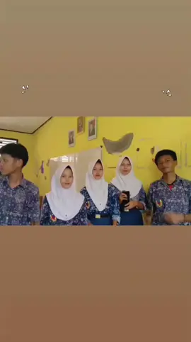 Ayo kenali 5 etika dalam bermedia sosial😍‼️ 📌Hindari menyebaran berita hoax  📌Berbagi konten positif  📌Hindari ujaran kebencian dan bullying  📌Jangan menggunakan kata kasar dan tidak sopan Jangan lupa diikuti ya teman-teman!! 