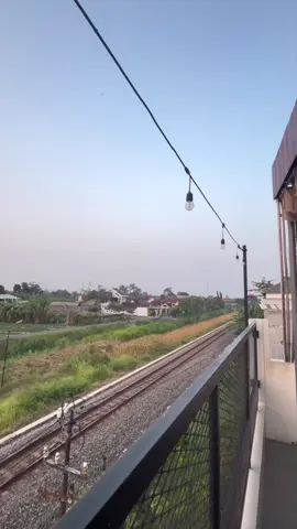 ngopi dengan view kereta api dimana lagi kalau bukan di Hevane Cafe Gragalan😋 Info reservasi bisa langsung hubungi nomor WA admin ya guys #tulungagung24jam #promomakan1010 #tiktokviral #tulungagung #heavencafegragalan 