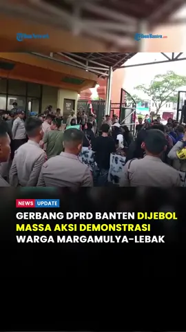 Gerbang DPRD Provinsi Banten, dijebol massa aksi demonstrasi oleh ratusan warga Desa Margamulya, Kecamatan Cileles, Kabupaten Lebak, Kamis (9/10/2025).  Berdasarkan pantauan TribunBanten.com di lokasi, ratusan warga meringsek masuk meskipun gerbang tersebut kokoh dari besi tersebut.  Tanpa ada perlawanan saling dorong mendorong antara pihak kepolisian yang berjaga dengan massa aksi.  Bahkan, pihak kepolisian mempersilahkan massa aksi untuk masuk dan menyampaikan aspirasinya.  Meskipun masaa aksi sudah melewati gerbang, namun pihak kepolisian masih menjaga massa aksi.  Dalam orasinya, mereka meminta kepada DPRD Banten untuk menemui massa aksi keluar.  