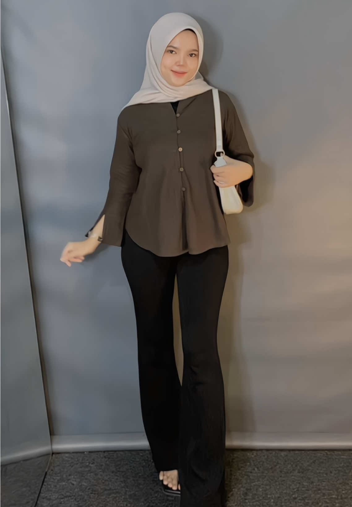 Kemeja cantikk from @ichaandenishop 💖 #ootdhijab #kemeja #ootdfashion #ootdhijabsimple #affiliate 