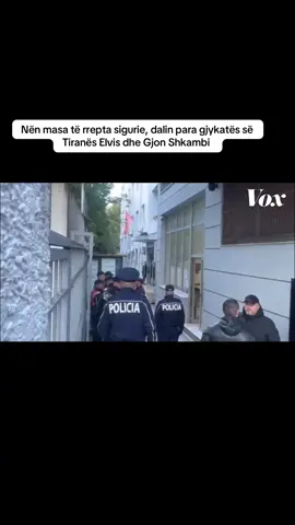 Nën masa të rrepta sigurie janë shoqëruar sot në Gjykatën e Tiranës Elvis dhe Gjon Shkambi, të cilët pritet të përballen me masën e sigurisë për akuzat që rëndojnë ndaj tyre.  Elvis Shkambi akuzohet për vrasjen e gjyqtarit Astrit Kalaja në sallën e gjyqit pasditen e 6 tetorit, ndërsa xhaxhai i tij Gjon Shkambi për nxitje të vrasjes.  Seanca zhvillohet nën praninë e prokurorit Arenc Çela dhe gjyqtares Marinela Osmani. Masë sigurie do të jepet edhe për punonjësin e sigurisë në Gjykatën e Apelit, Banush Koxhaj, i cili akuzohet për shpërdorim detyre. Për të tre të akuzuarit prokuroria ka kërkuar arrest me burg. Seanca po zhvillohet mes masave të shtuara të sigurisë brenda dhe jashtë ambienteve të gjykatës, ndërsa pritet që gjykata të vendosë për masën ndaj të pandehurve në orët në vijim.  Për më shumë klikoni në STORY 👆 #voxnews #media #news @voxnews.al