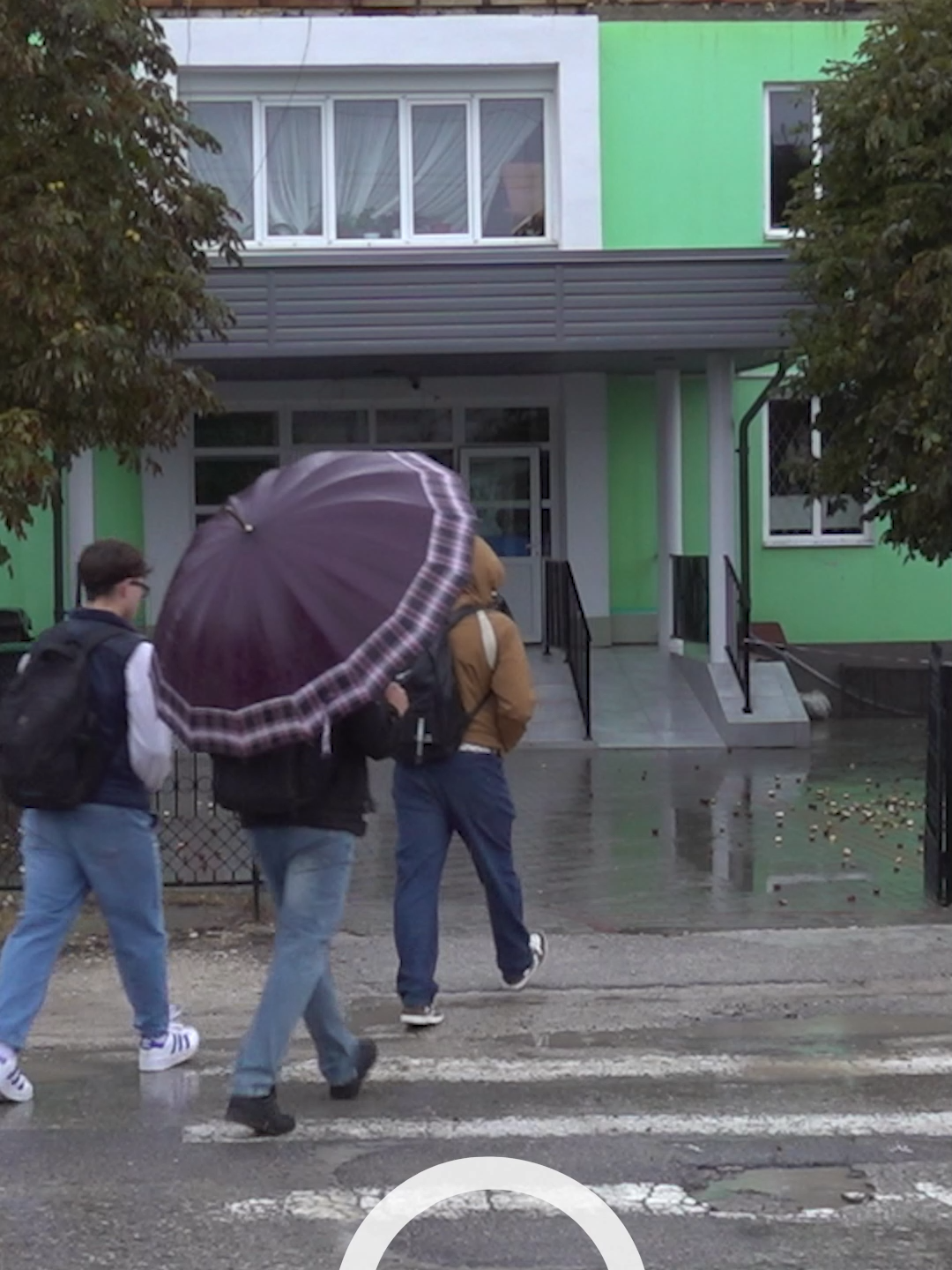 Lecții printre pereți umezi și frig în clase. Ce s-a întâmplat la școala din Singureni #scoala #ore #frig #elevi #ploi