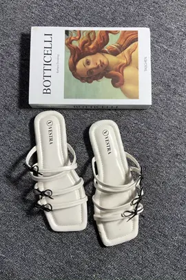 Nyaman, ringan, dan anggun — tiga alasan kenapa sandal VESTRA ini wajib kamu punya! Tinggal pilih team kamu: 🖤 •TeamBlack atau 🤍 •TeamWhite?#SandalCewek #OOTDKekinian #SandalWanita #OOTDStyle #FashionViral       