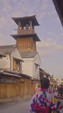🌸🏮 Kawagoe — The Little Edo 📍 Kawagoe, Saitama, Japan 💡 Step back in time in this nostalgic town. Stroll along old wooden buildings and narrow streets, with the gentle sound of the bell tower filling the air. Cozy cafes and traditional shops are scattered throughout, making it a perfect place to capture memories and enjoy a warm, timeless atmosphere 🎞️🍡🍵📸 🌸🏮 川越 ― 小江戸の街並み 📍 埼玉県 川越市 💡 まるでタイムスリップしたかのような、懐かしい街並み。 古い木造の建物や狭い路地、時の鐘の音に包まれながら、ゆっくり散歩するだけで心が温かくなる場所です。 落ち着いたカフェや昔ながらのお店も点在していて、写真を撮りながら思い出に残るひとときを楽しめます 🎞️🍡🍵📸 #JapanTravel #traveltok #typ #kawagoe #hiddengems 
