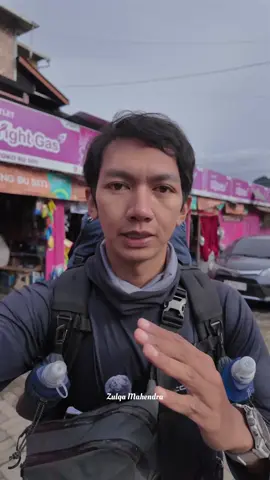 Gunung Prau.  Entah sudah berapa kali saya ke sini, tapi rasanya tak pernah bosan. Setiap sampai di area sunrise camp, hamparan bukit-bukit kecil yang hijau selalu punya cara sendiri untuk menenangkan hati. Kali ini, saya mencoba mendirikan tenda di tengah salah satu bukit itu, tempat yang sunyi, tapi punya pandangan terbaik ke arah matahari terbit. Angin malam berhembus pelan, hanya sesekali membuat tenda bergoyang.  Untung saja cuaca kali ini bersahabat. Namun di gunung, kita tak pernah benar-benar tahu kapan cuaca akan berubah. Karena itu, menjaga daya tahan tubuh menjadi hal paling penting agar tetap prima. Kalau saya punya kebiasaan menjaga imun dengan Stimuno, teman kecil yang selalu menemani sebelum dan selama pendakian. Karena perjalanan panjang hanya bisa dinikmati sepenuhnya jika tubuh tetap kuat menapaki setiap langkah.  #StimunoPerbaikiImunmu #pendaki #mendaki #gunung #mendakigunung 