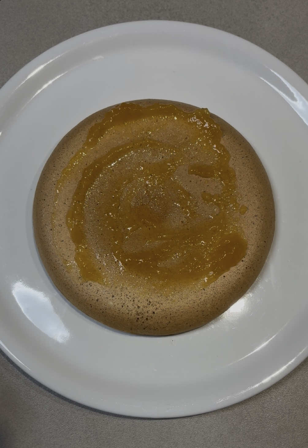 🥞✨ “PANCAKE DELL’ENERGIA BUONA” 💛 (quello che ti fa iniziare la giornata con il sorriso e senza sensi di colpa ☀️) A volte non serve la perfezione, serve solo iniziare bene la giornata 🌿 E per me, tutto parte da questo pancake: semplice, sano e pieno di energia positiva ✨ 👩‍🍳 Ingredienti: 🥚 170g albume 🥄 60g yogurt 🌾 60g farina d’avena (io ho usato Prozis Lemon Pie 🍋) 🫧 1 pizzico di bicarbonato 🔥 Cuoci a fuoco basso con coperchio ⏱ 15 min da un lato 🔄 5-6 min dall’altro Poi… spalma marmellata sopra 🍓 E lascia che il profumo ti ricordi che stai facendo qualcosa di buono per te. 💛 💬 Non è solo un pancake. È la prova che puoi volerti bene ogni mattina. 🌞 #PancakeDellEnergiaBuona #colazionefit #healthybreakfast #fitfooditalia #prozisrecipes 