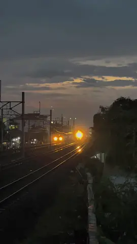 p balap #keretaapiindonesia #railfansindonesia #fyp #xybca #lokomotifkobong 