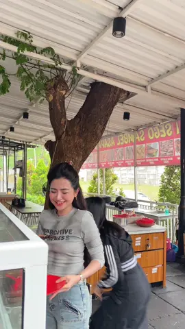 VENNY ALBERTI AJA MAKAN DI SINI DI SEGO SAMBEL ASAPAN !!!😱 🤩❤️‍🔥🔥 #vennyalberti #suroboyo #infosurabaya #kulinersurabaya #fyp 