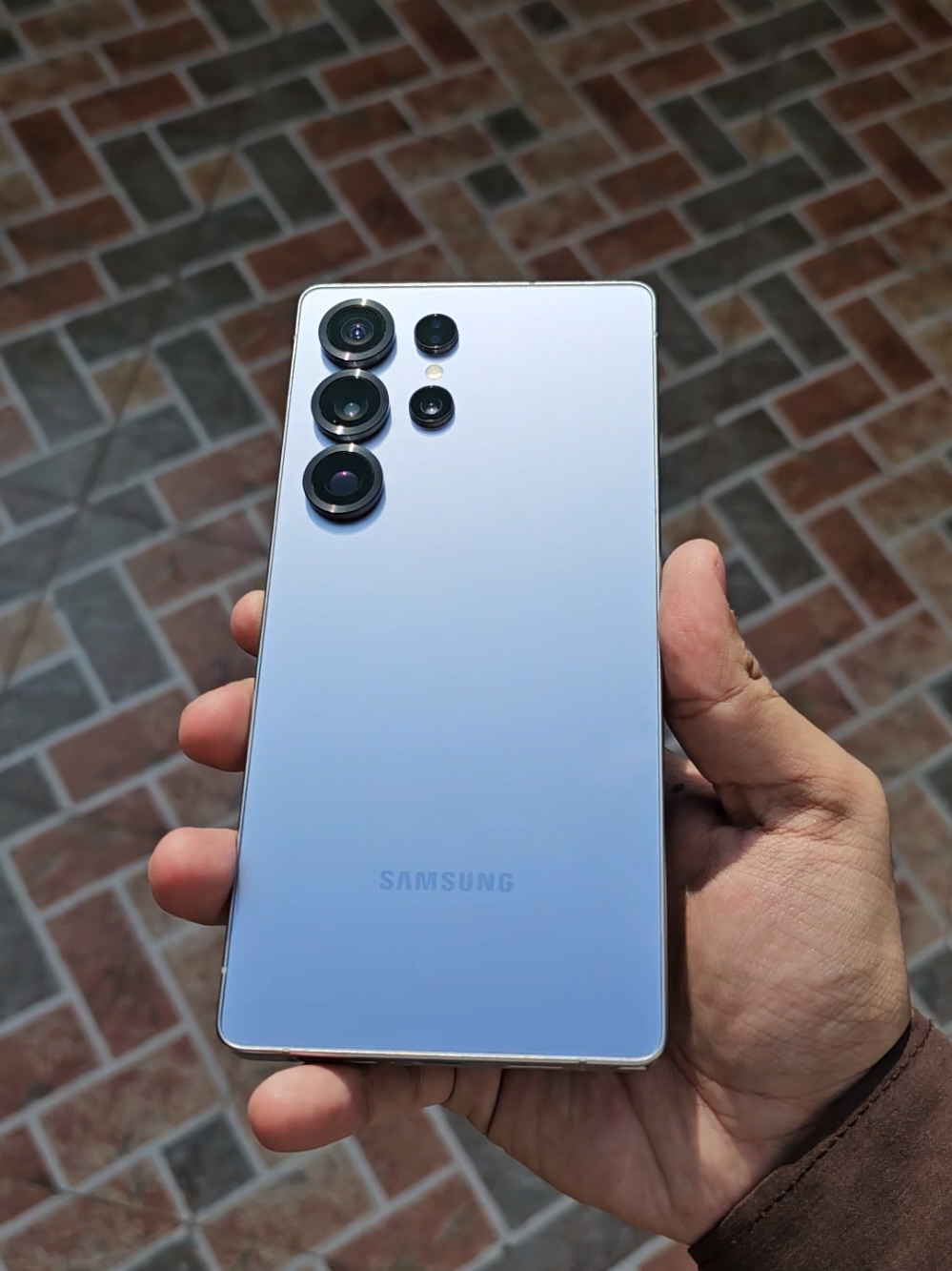 S25 Ultra in SilverBlue looks insanely Beautiful 😍👏 #s25ultra #samsung #Tech #OneUI8 #samsungtips 
