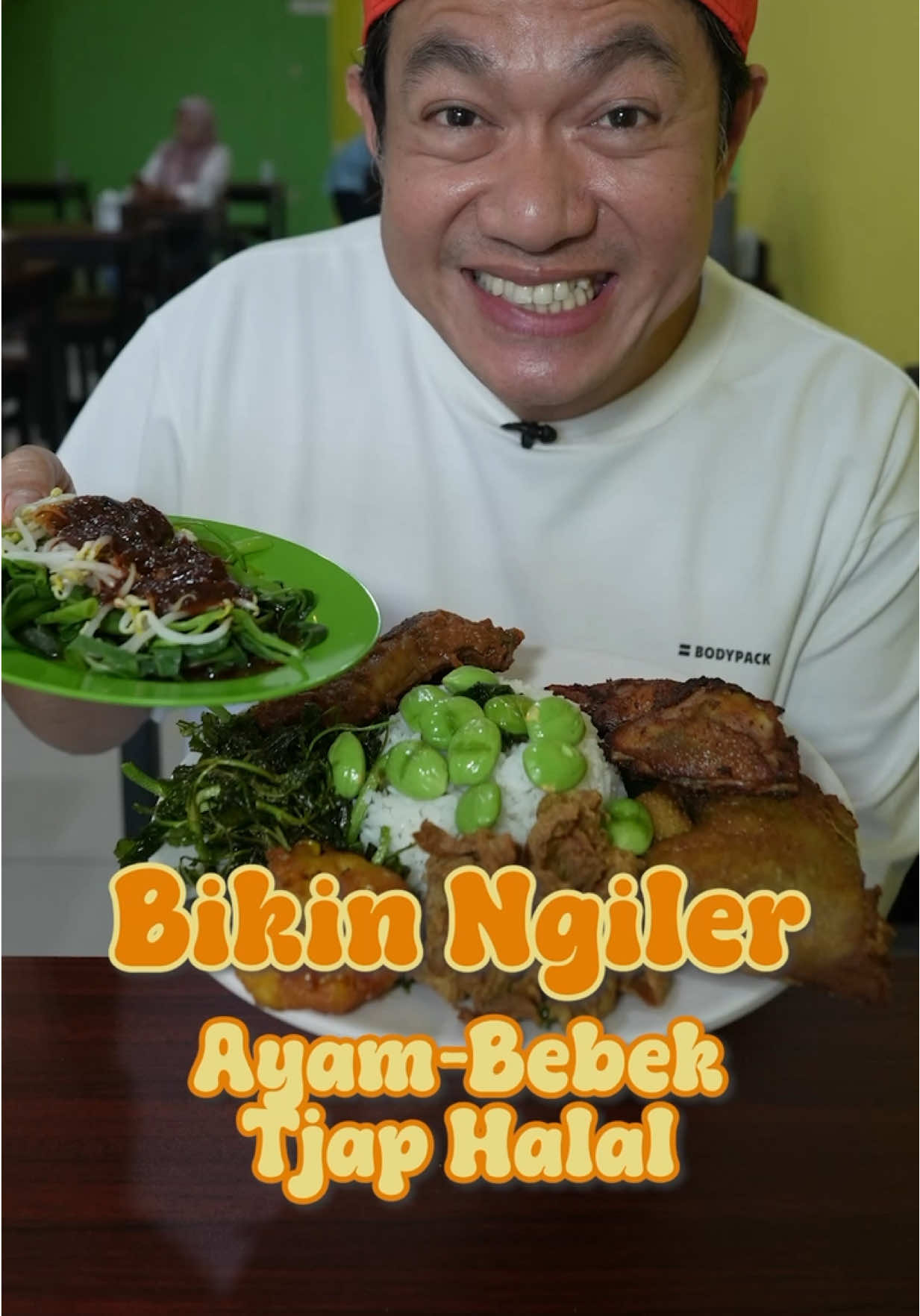 Tempat makan enak lagi di Bandung!! Namanya ayam bebek Tjap Halal! Terdebestnya menurut rujak kangkungnya…….. saking enaknya sampe gw bungkus bawa pulang itu bumbunya hahahahaha … 📍 Ayam & Bebek Tjap Halal Jl Buah Batu no 111 arah one way ya.. (Maps ada) #BikinNgilerBandung #Kuliner