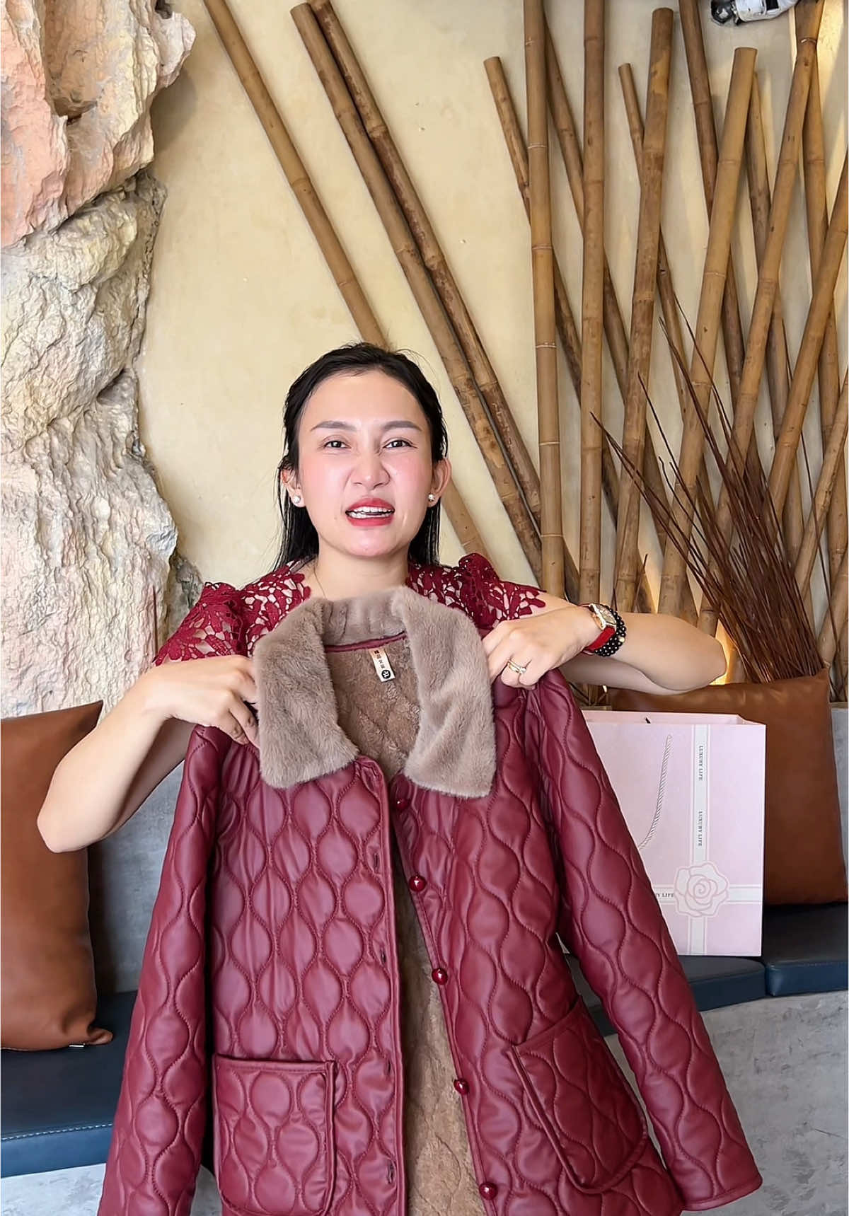 Áo khoác đẹp quá mẹ sẽ rất thích đấy ạ #aokhoacnu #aokhoactrungnien #aokhoaclotlong #quatangme #qua20thang10 