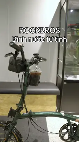ROCKBROS Bình nước từ tính | Hút liền một cái, xe chao đảo cũng không rơi 🚴‍♂️💥, tương thích với bình giữ nhiệt, cốc cà phê của bạn ☕️✨, mở ra phong cách đạp xe thư giãn mới 🌟🇻🇳！#TikTokAwardsVN #ROCKBROS #bike #biker #cyclinglife #bottle #coffee 