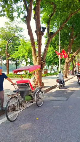Dạo 1 vòng hồ Gươm trong chiều Thu nắng nhẹ để cảm nhận vẻ đẹp của Hà Nội, cảm thấy trong lòng thật thư thái.Những ngày này Hà Nội đẹp dịu dàng và sâu lắng đến lạ.Một cảm giác vừa thân quen, vừa mới mẻ. Bạn có hay đi dạo qua đây không?🥰#hanoipho #hanoi #hanoimuathu #hoguom #viral 