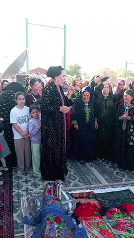 @Azatgul TuwakgylyjowaKop sagbol halypalyk derejesine yeten ussat gazalcy obadashym.Owazyn hemise belentden yanlansyn ojagyna toy diyip baraly. 