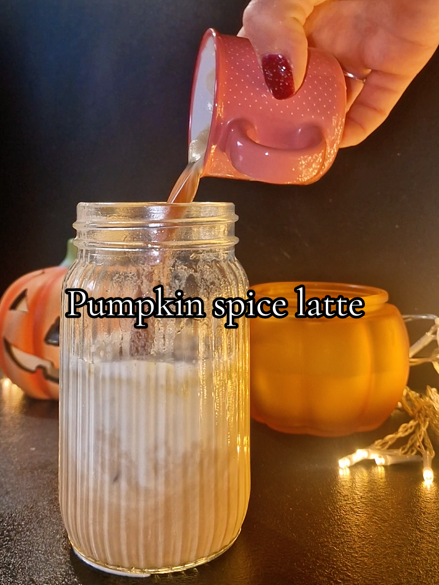 Urob si doma svoje pumpkin spice latte za pár minút 🎃 jednoduché, chutné a lacnejšie než v kaviarni!  #EasyRecipe #latte #pumpkinseason #autumn #pumpkinspice 