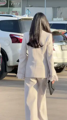 เซ็ทสูทผ่าแขนลูกไม้มาแล้วค่า 🤍✨ เจอกันในไลฟ์วันนี้นะคะ #พิกัดชุดthecloseta #คลาสแฟชั่น #ชุดเซ็ทผู้หญิง #tiktokshop #ชุดสูท3ชิ้น 