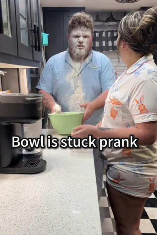 Bowl is stuck prank 🤣🤣🤣#scared #scarecam #scareprank #prank #viral #trending #fun #funnyvideo #foryoupage #fyb #jumpscare #couple #viralvideo #scare #challenge #family